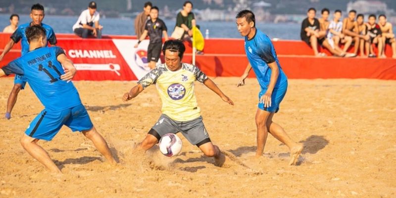 Bóng đá bãi biển có quy mô nhỏ hơn hình thức truyền thống